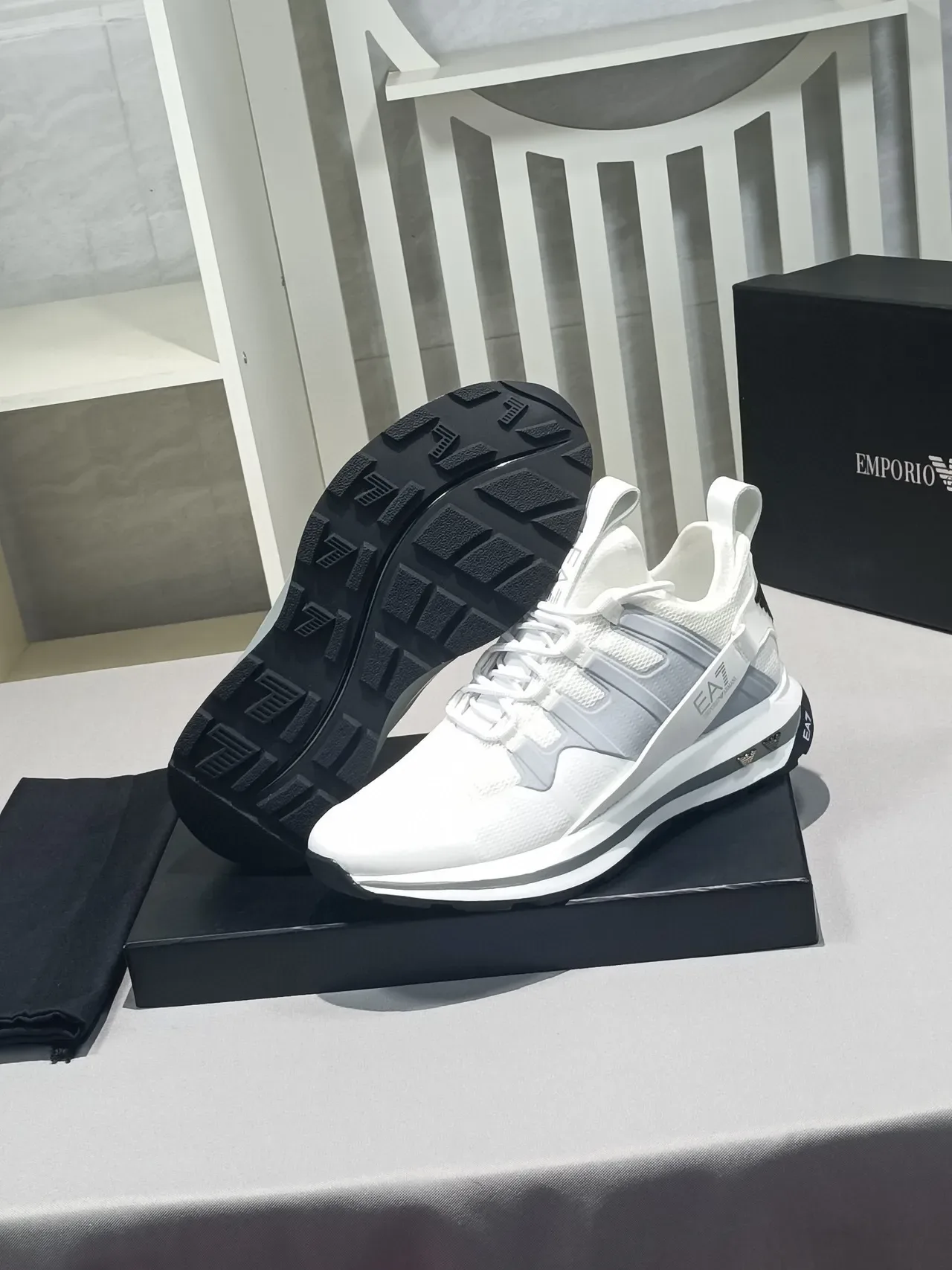 Emporio Armani EA7 Chaussures lifestyle blanches et grises 6