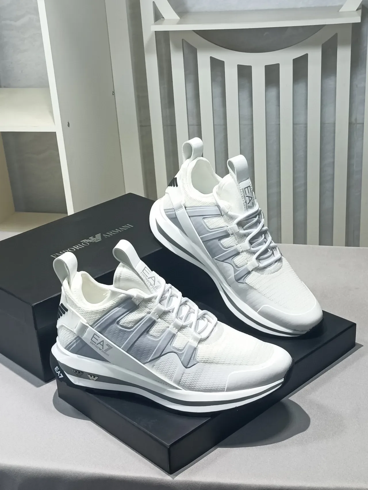 Emporio Armani EA7 Chaussures lifestyle blanches et grises 7