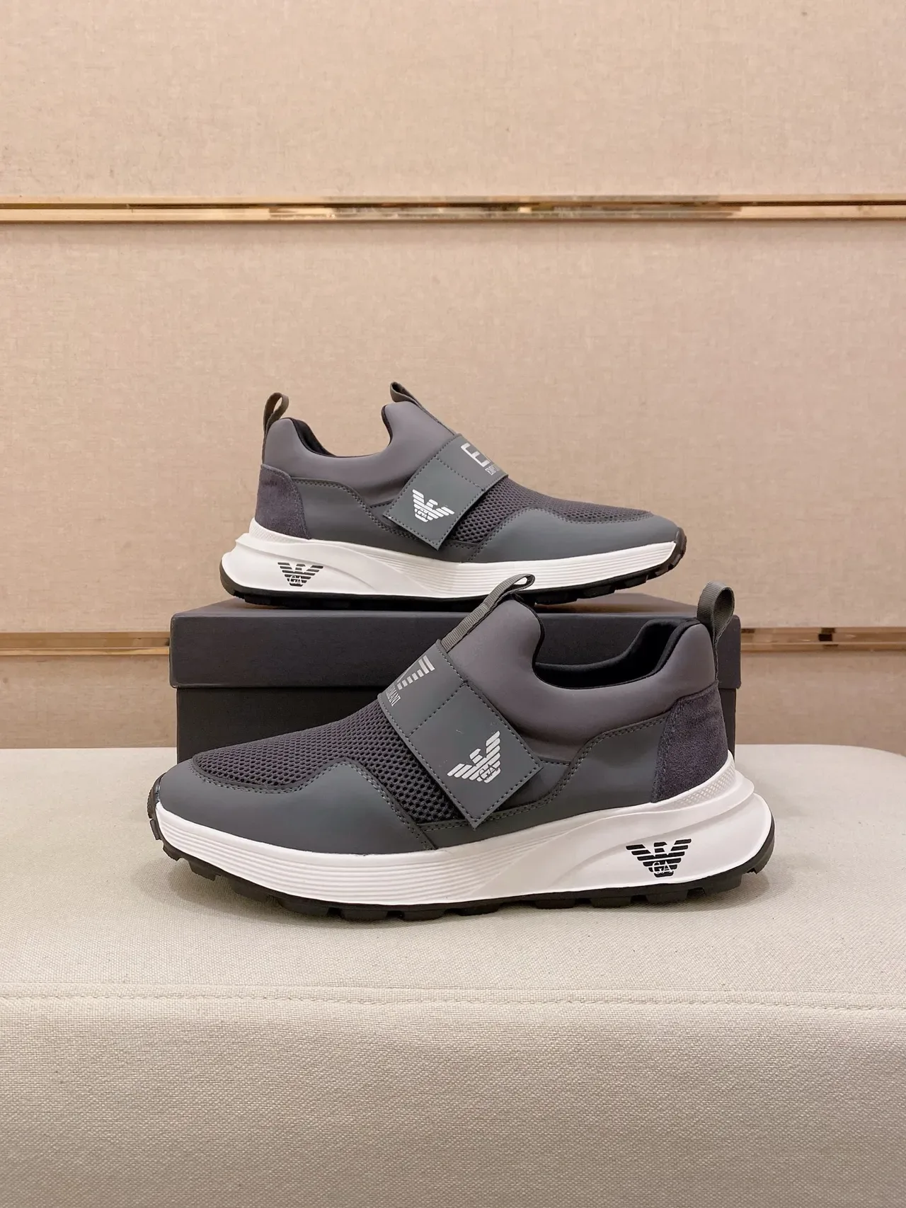 Emporio Armani Baskets lifestyle gris blanc slip-on avec upper en maille et synthétique 7