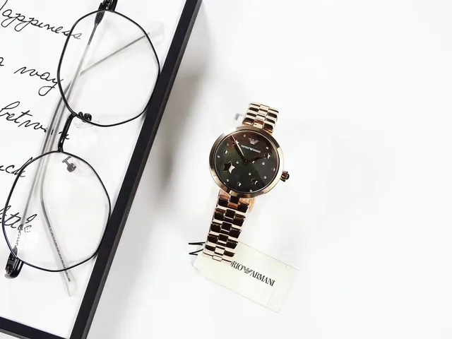 Emporio Armani Star Motif Montre à Quartz Or Rose 7