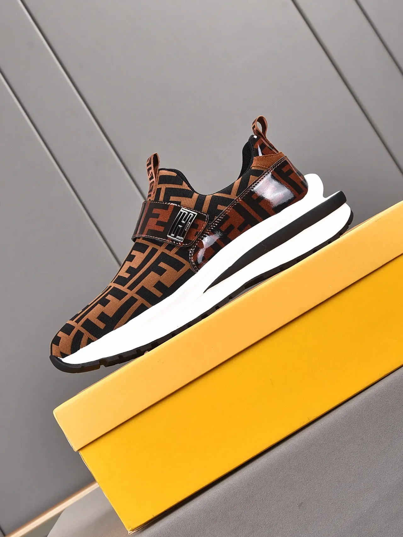 Fendi Marron Noir Monogramme Partie supérieure en maille Construction à enfiler Chaussures Lifestyle 4