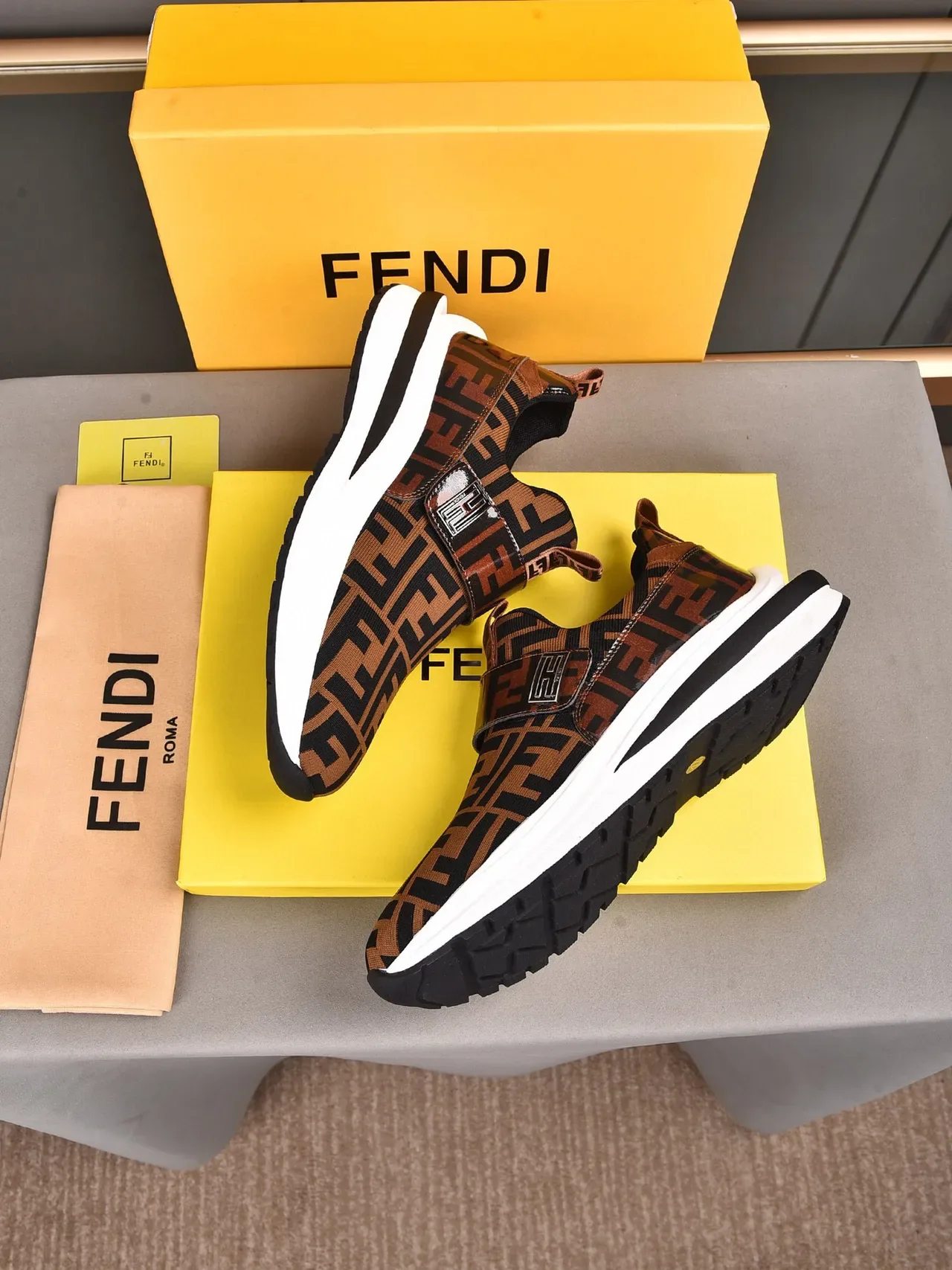 Fendi Marron Noir Monogramme Partie supérieure en maille Construction à enfiler Chaussures Lifestyle 5