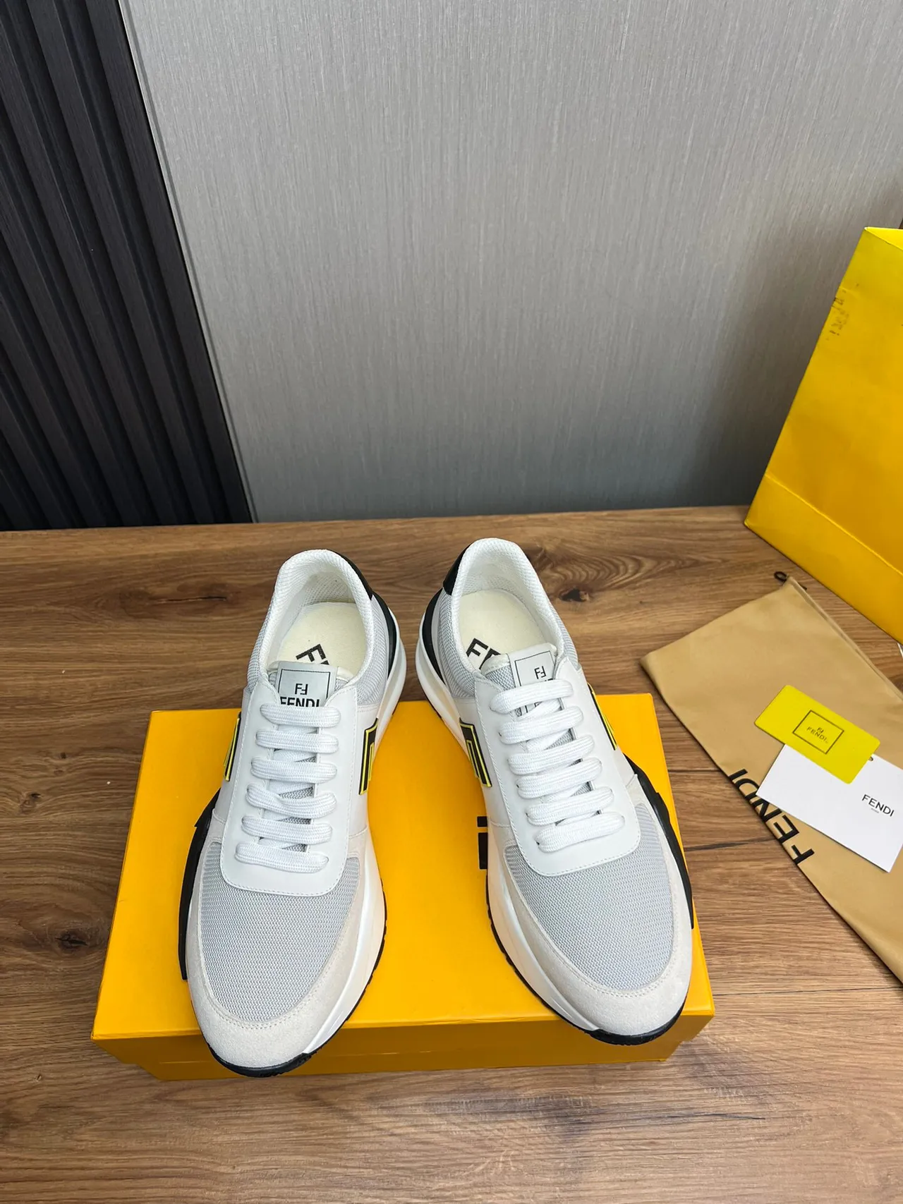 Fendi Fendigraphy sneakers lifestyle blanc et noir oversized avec logo FF, upper en maille et daim 2