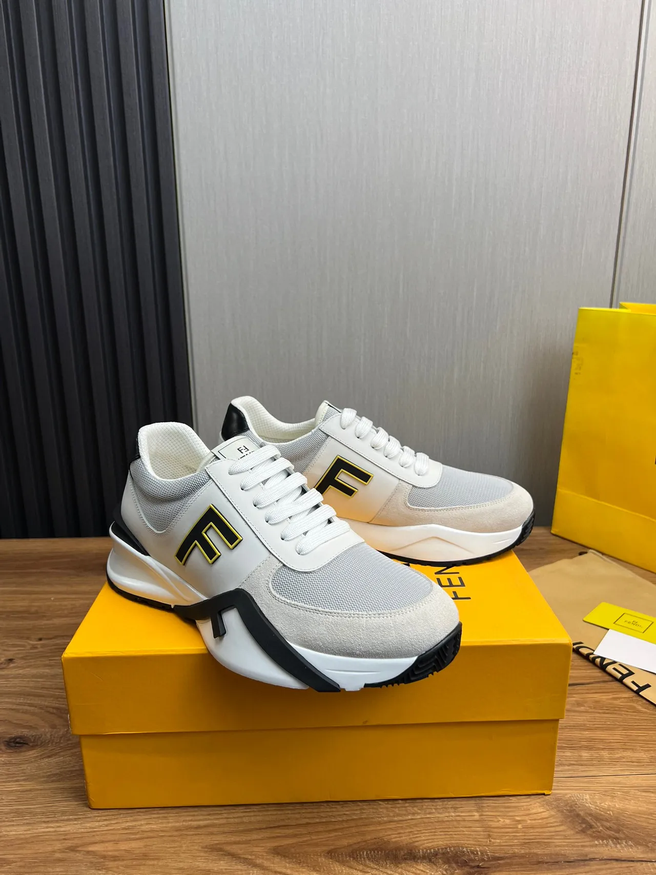 Fendi Fendigraphy sneakers lifestyle blanc et noir oversized avec logo FF, upper en maille et daim 3