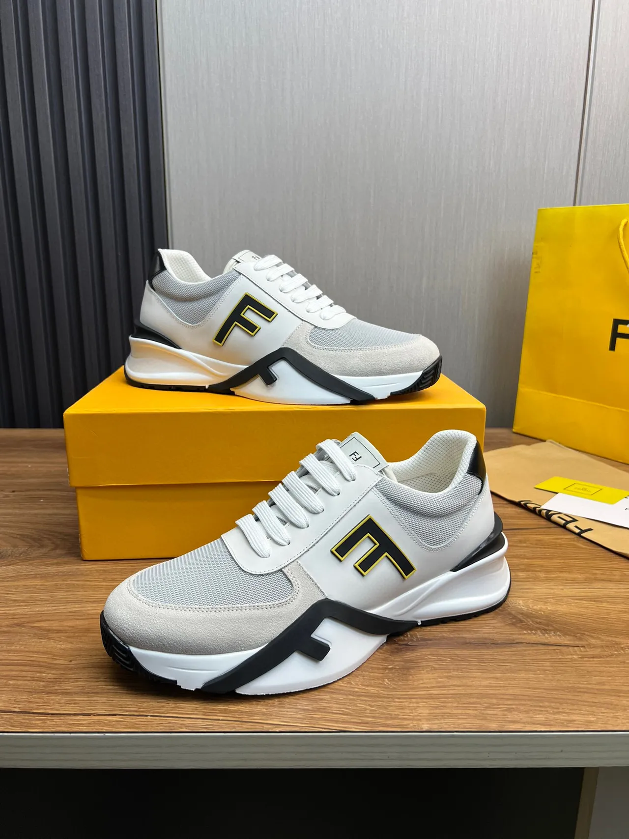 Fendi Fendigraphy sneakers lifestyle blanc et noir oversized avec logo FF, upper en maille et daim 4