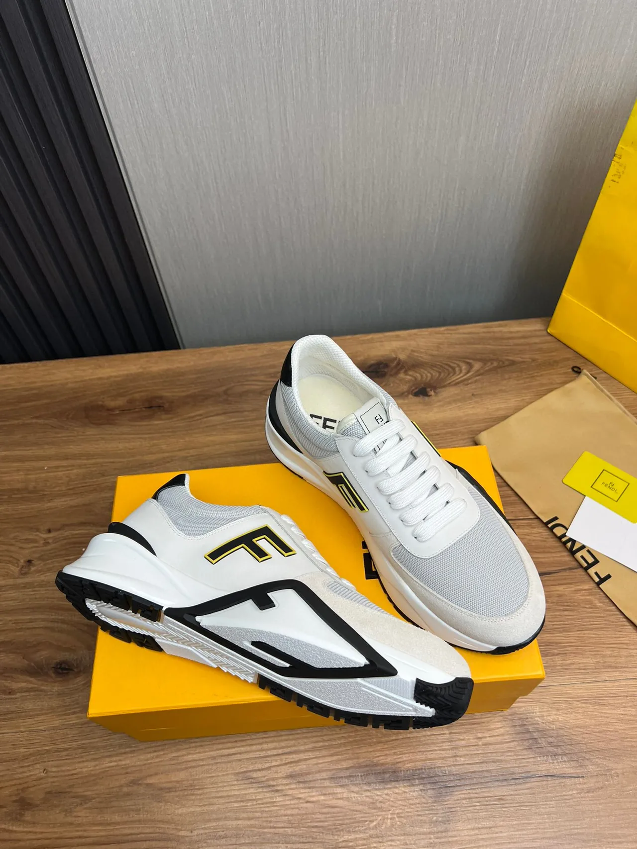 Fendi Fendigraphy sneakers lifestyle blanc et noir oversized avec logo FF, upper en maille et daim 5