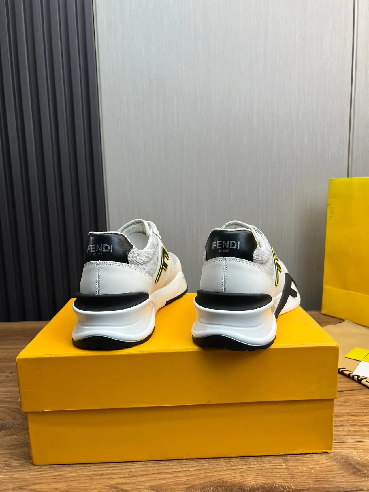 Fendi Fendigraphy sneakers lifestyle blanc et noir oversized avec logo FF, upper en maille et daim 6