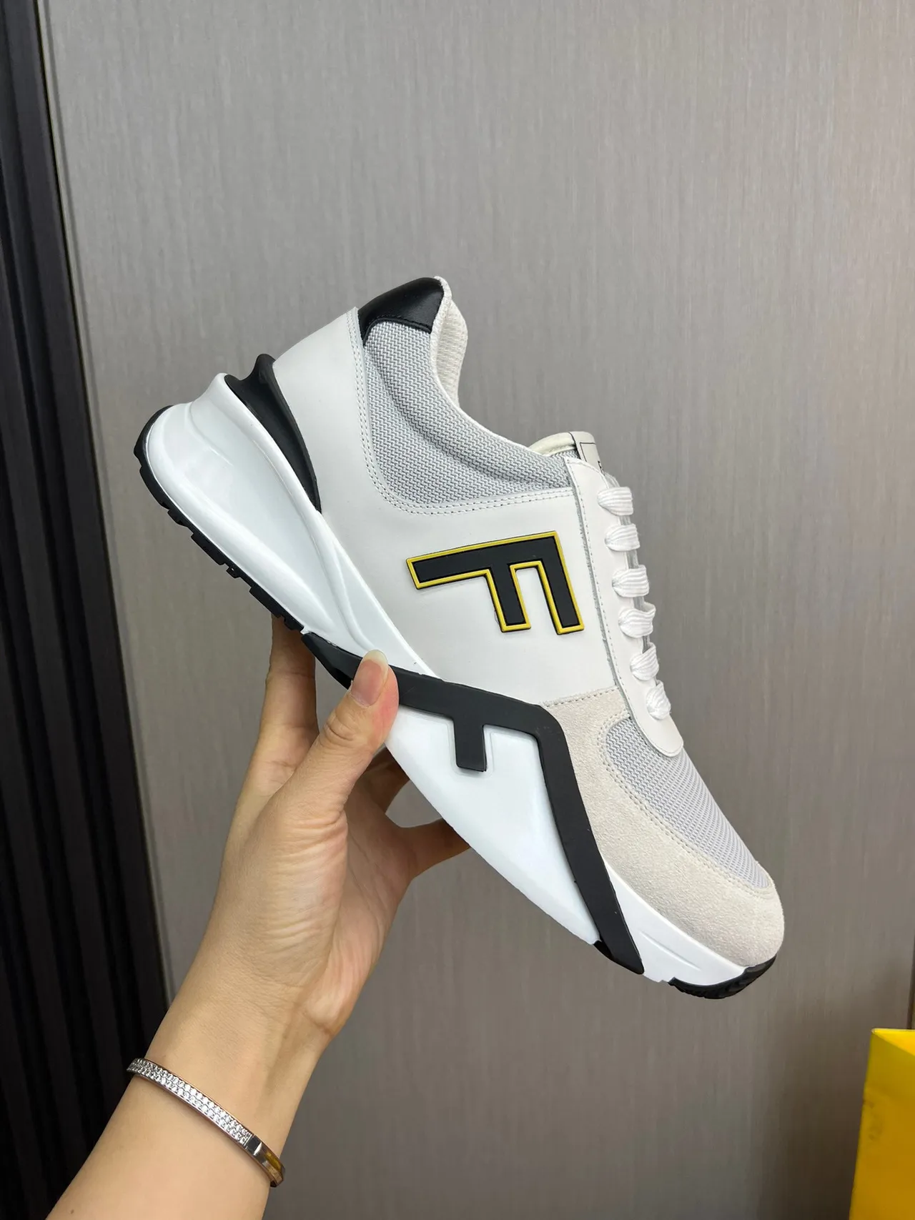 Fendi Fendigraphy sneakers lifestyle blanc et noir oversized avec logo FF, upper en maille et daim 7