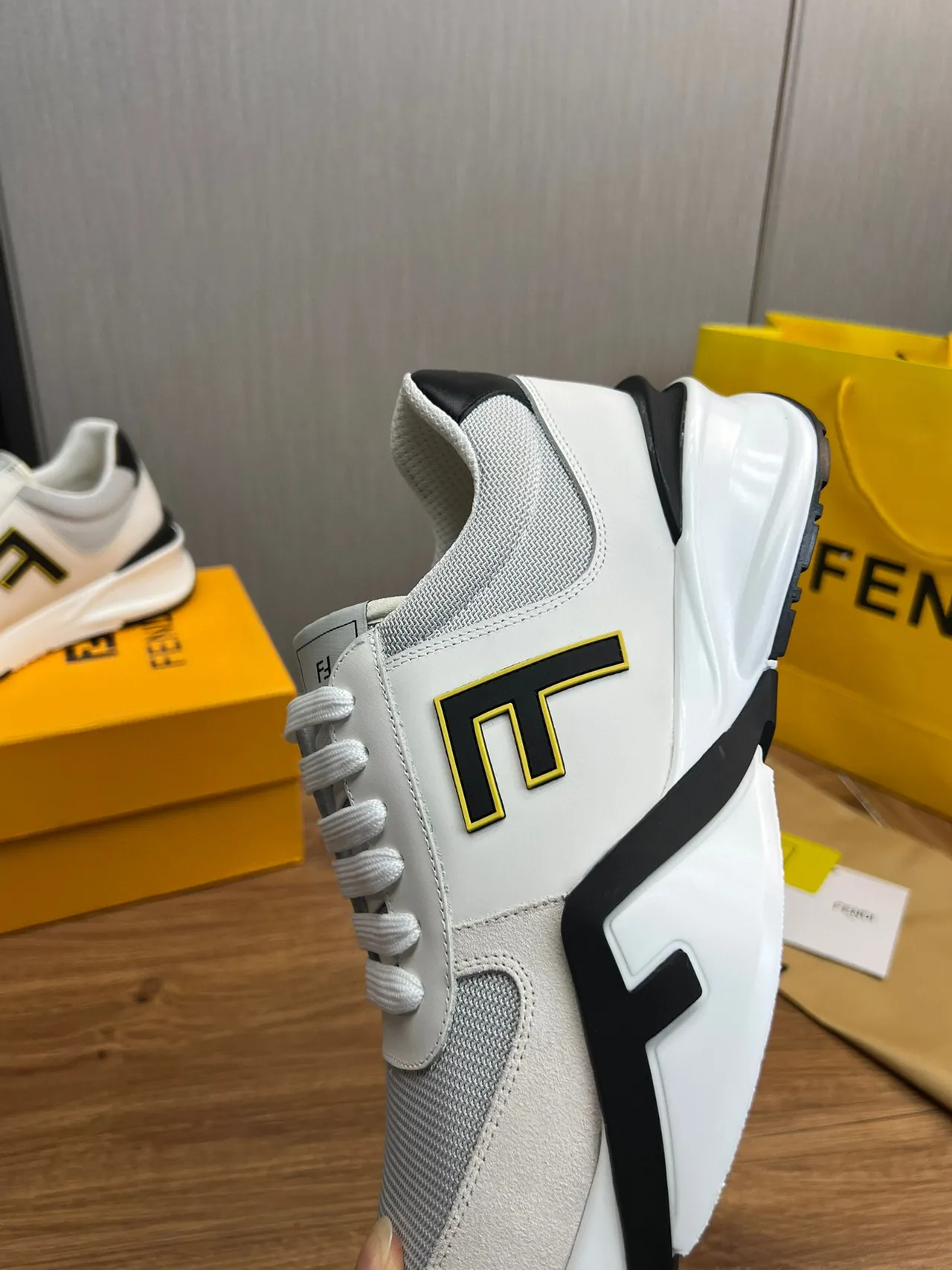 Fendi Fendigraphy sneakers lifestyle blanc et noir oversized avec logo FF, upper en maille et daim 8