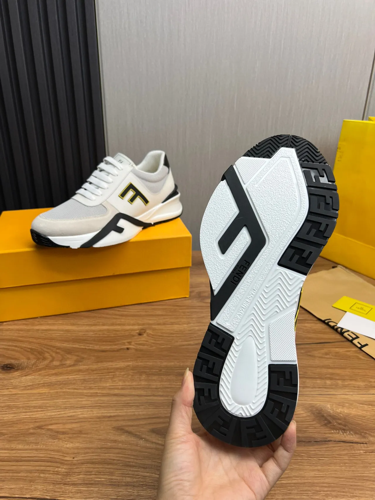 Fendi Fendigraphy sneakers lifestyle blanc et noir oversized avec logo FF, upper en maille et daim 9