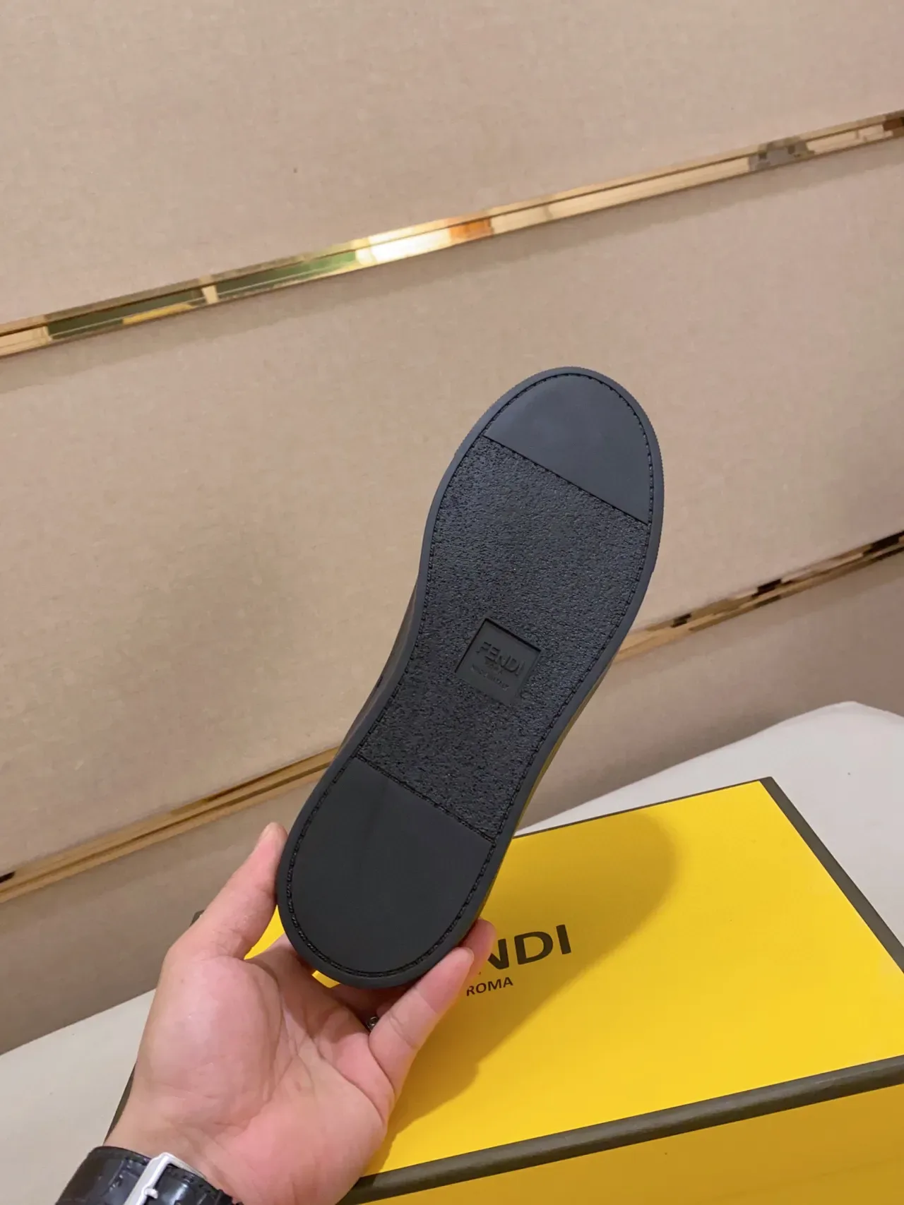 حذاء رياضي Fendi FF Logo أسود أبيض لوتوب بانل جانبي لايف ستايل 2