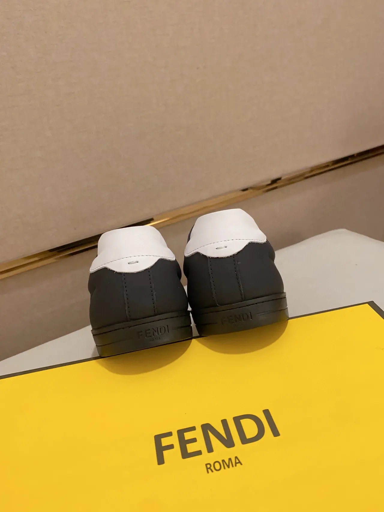 حذاء رياضي Fendi FF Logo أسود أبيض لوتوب بانل جانبي لايف ستايل 3