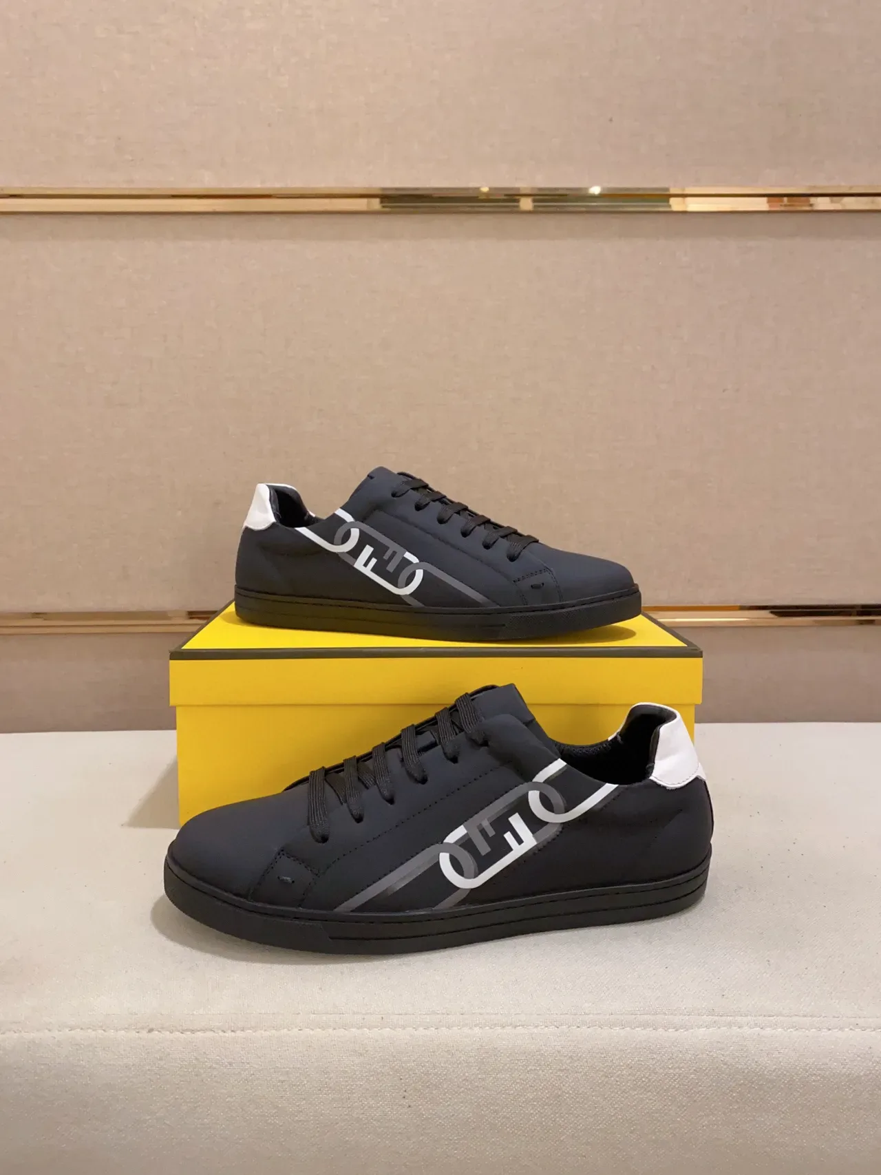 حذاء رياضي Fendi FF Logo أسود أبيض لوتوب بانل جانبي لايف ستايل 4