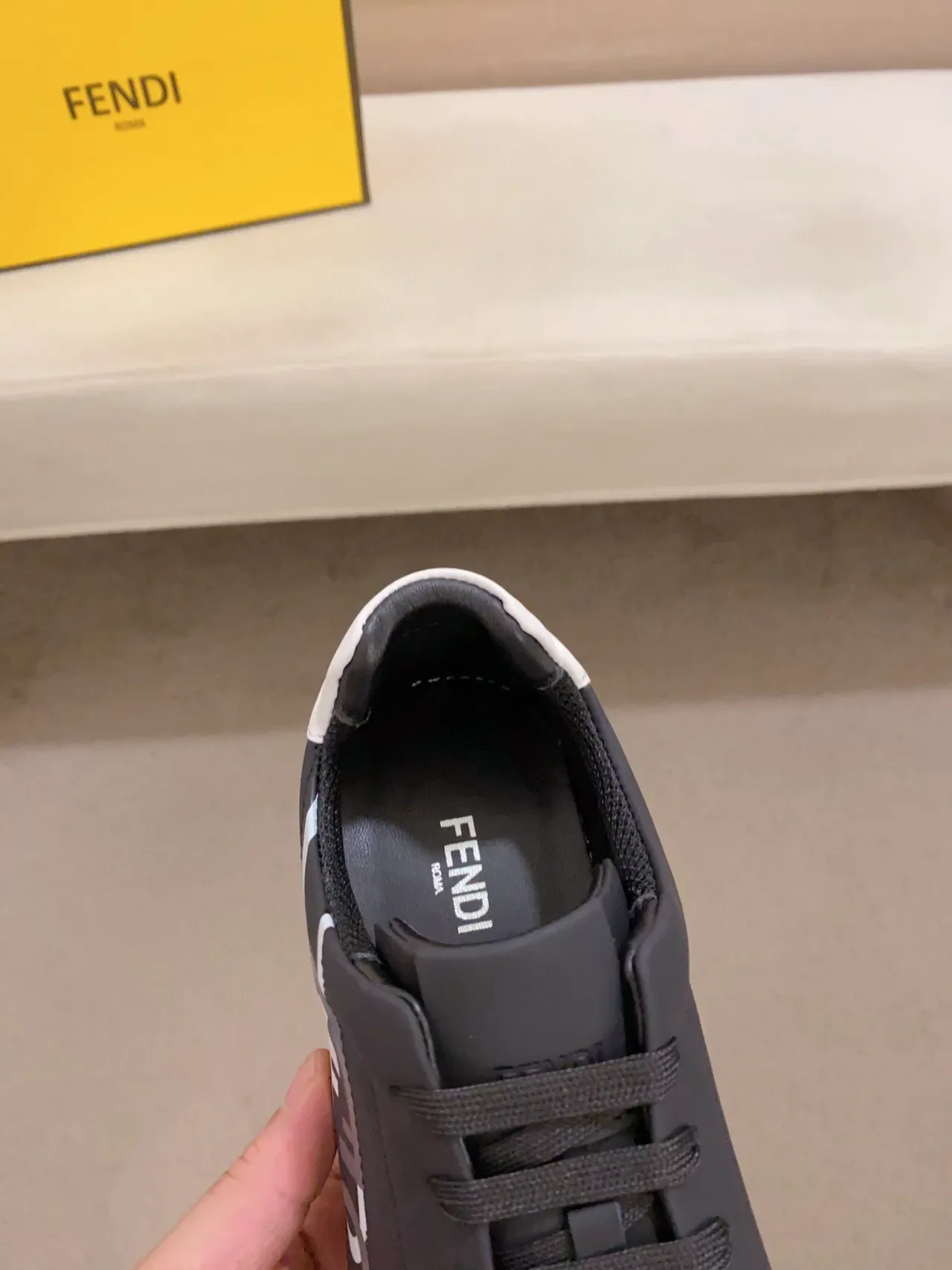 حذاء رياضي Fendi FF Logo أسود أبيض لوتوب بانل جانبي لايف ستايل 5
