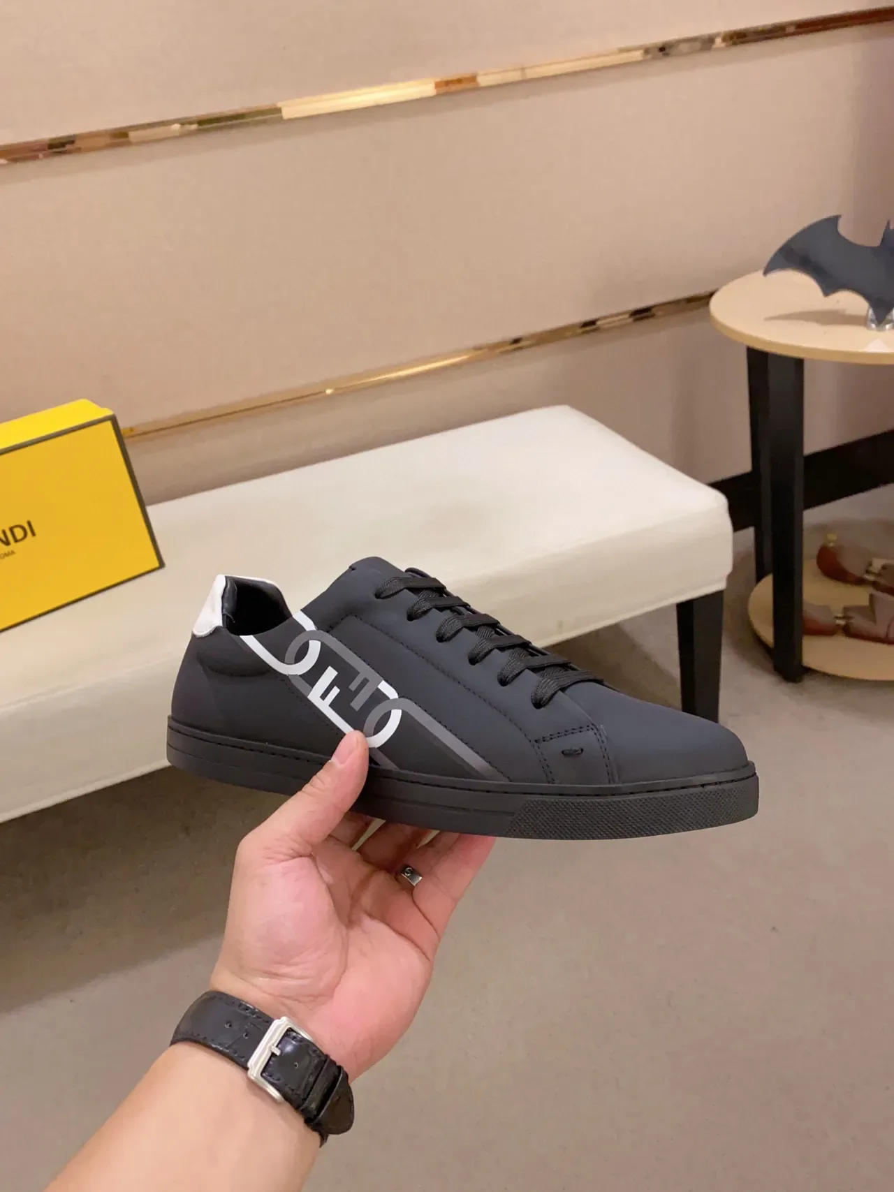 حذاء رياضي Fendi FF Logo أسود أبيض لوتوب بانل جانبي لايف ستايل 6