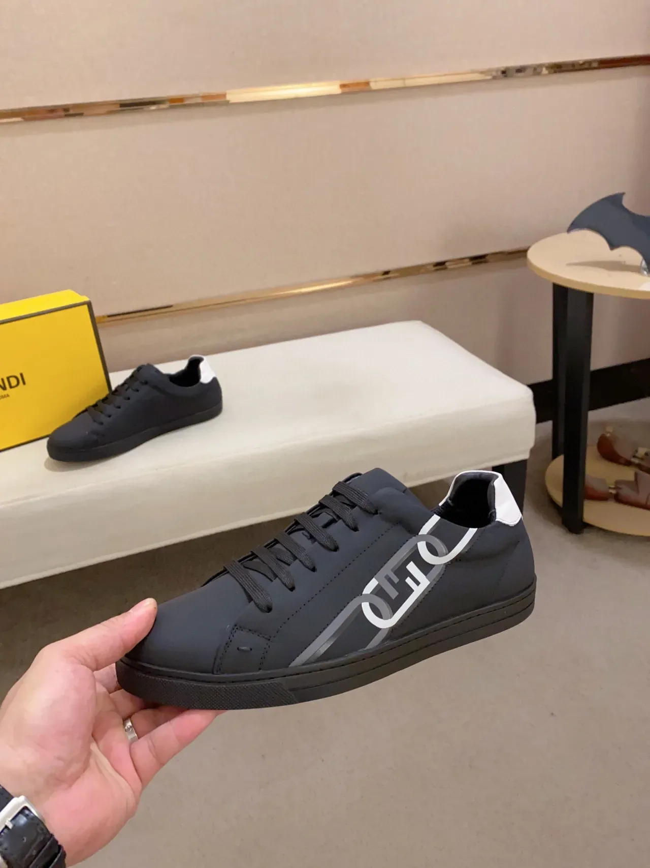 حذاء رياضي Fendi FF Logo أسود أبيض لوتوب بانل جانبي لايف ستايل 7