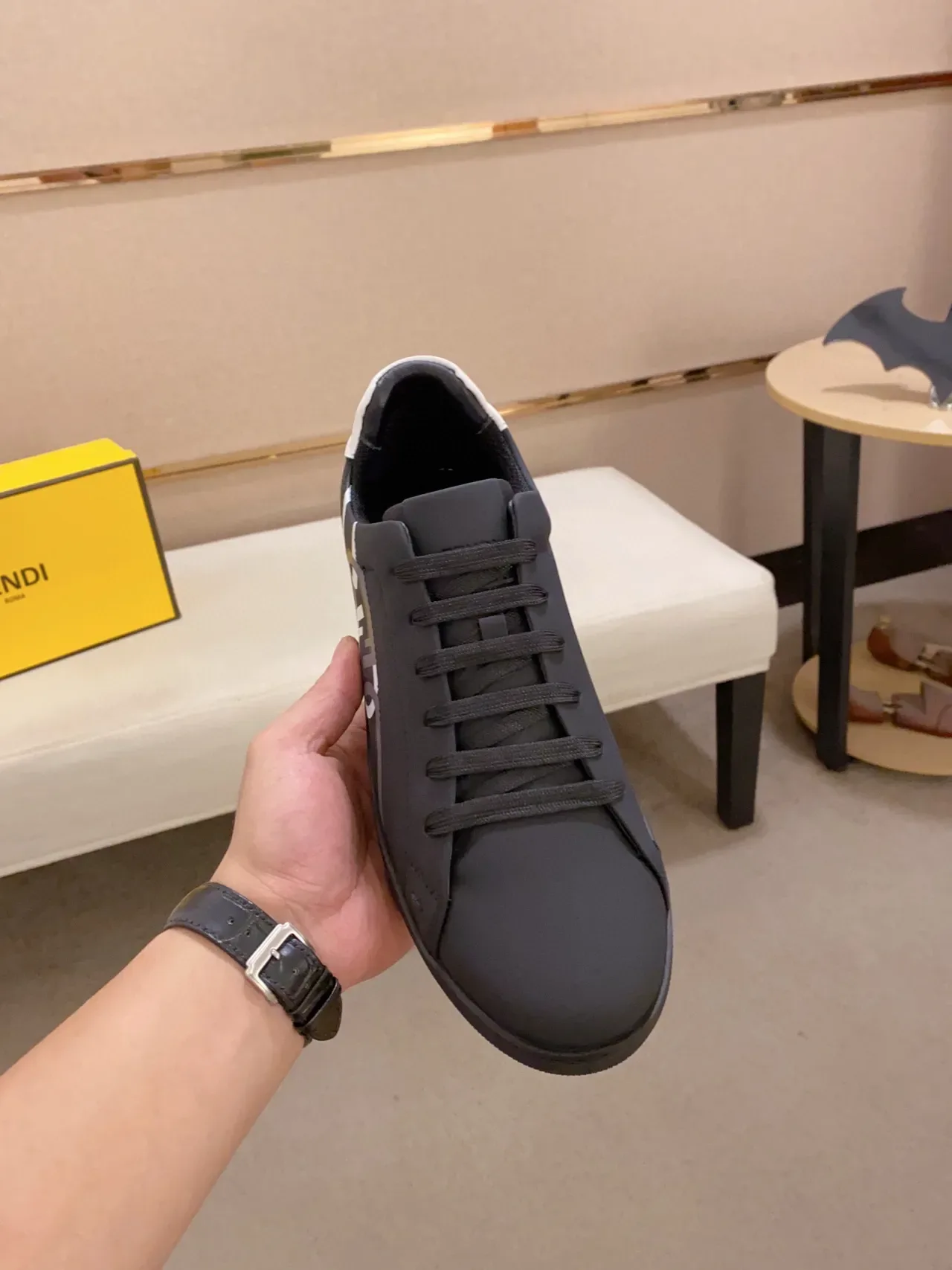حذاء رياضي Fendi FF Logo أسود أبيض لوتوب بانل جانبي لايف ستايل 8