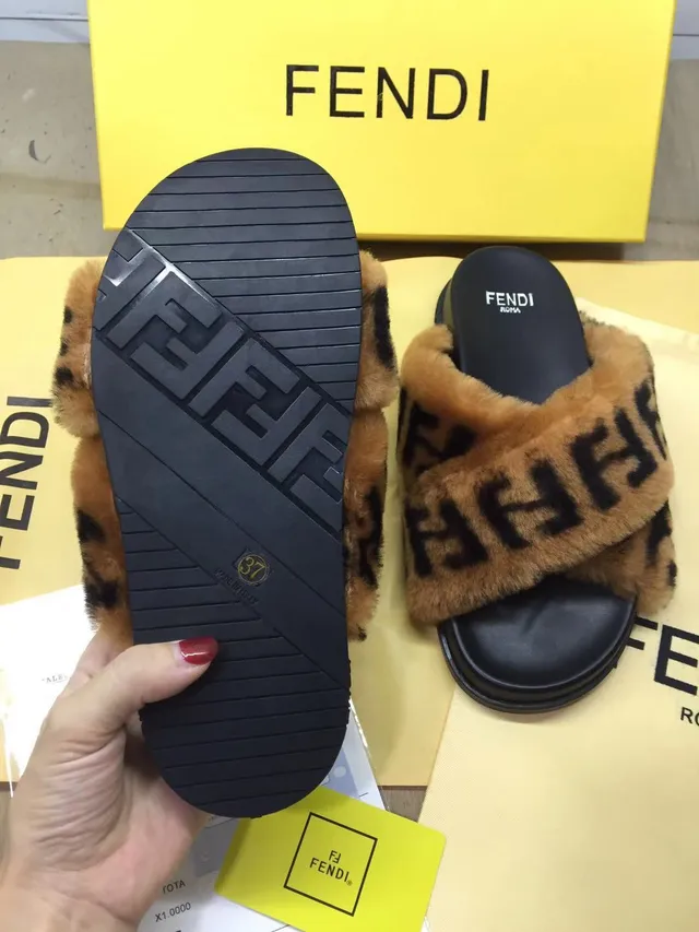 Fendi بني أسود فرو زلاجات FF Monogram نعال 2