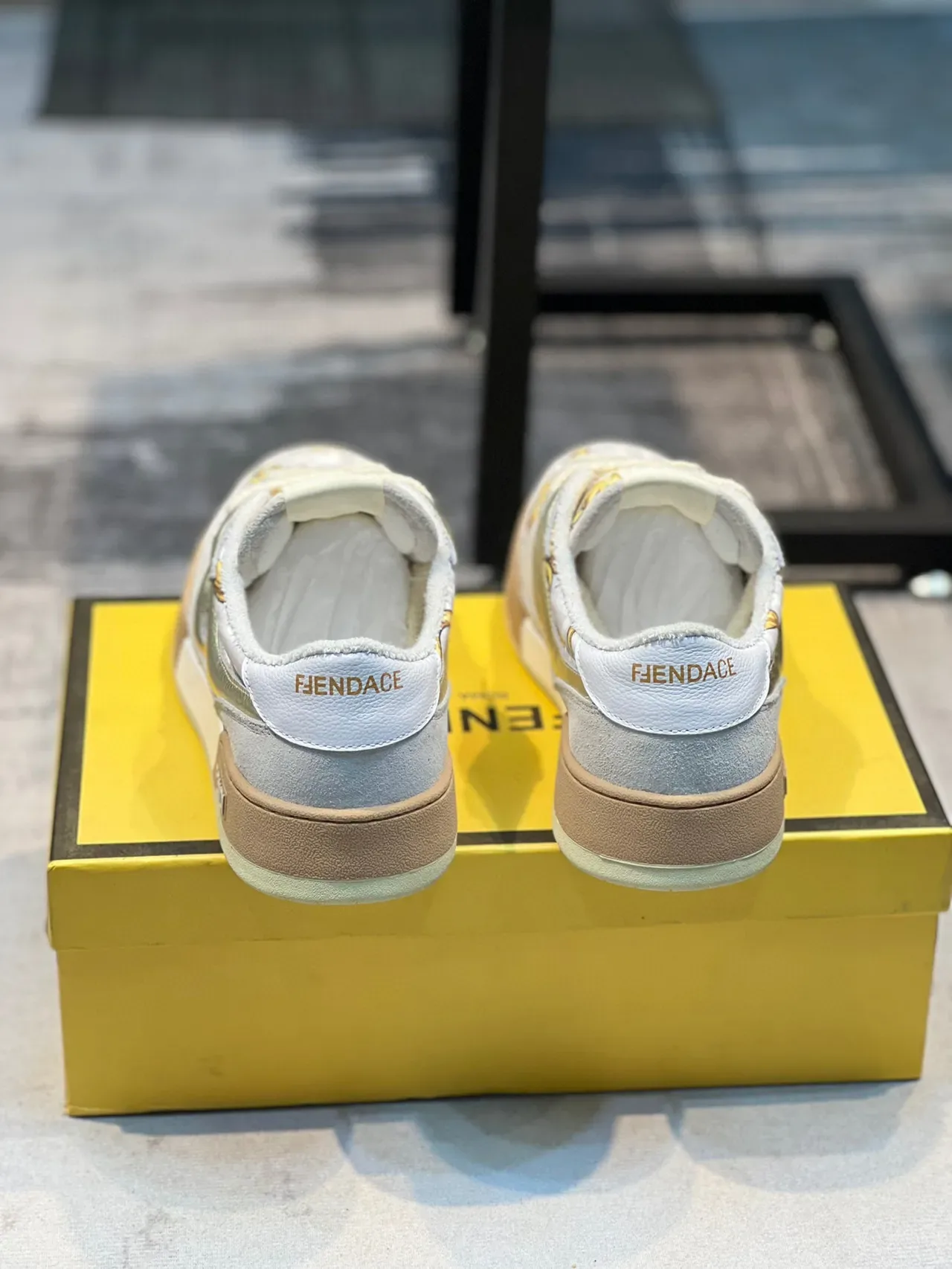 Fendi Gris Or Stratifié Matériau Mixte Supérieur FF Monogramme Print Lifestyle Sneakers 2