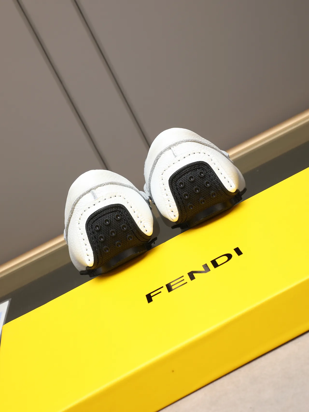 Fendi Monster Loafer Couro Branco Yellow Eye Loafers 3