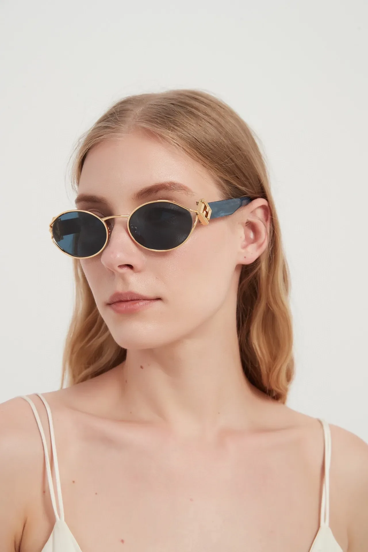 Fendi Lunettes de soleil cadre ovale doré acetate bleu marine patilla 2