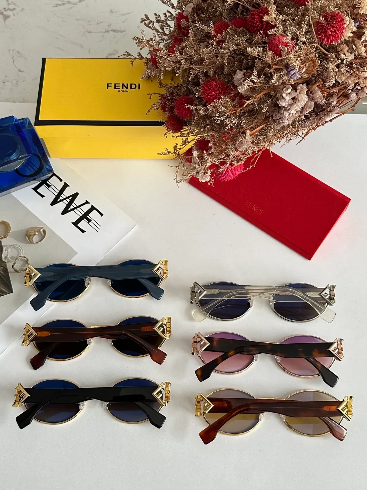 Fendi Lunettes de soleil cadre ovale doré acetate bleu marine patilla 4