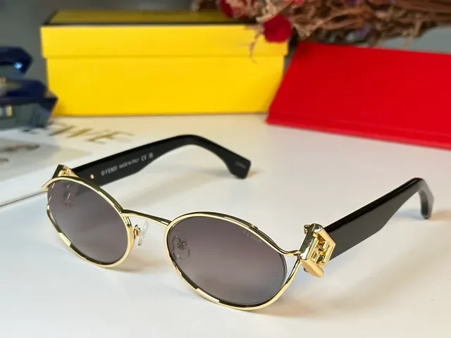 Fendi Lunettes de soleil cadre ovale doré acetate bleu marine patilla 5