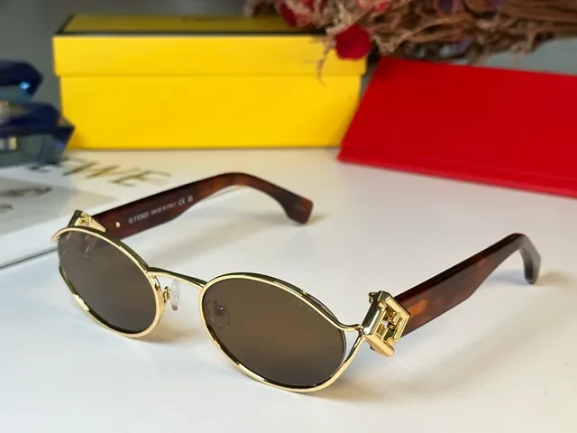 Fendi Lunettes de soleil cadre ovale doré acetate bleu marine patilla 6