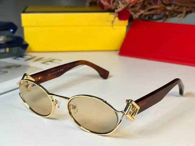 Fendi Lunettes de soleil cadre ovale doré acetate bleu marine patilla 9