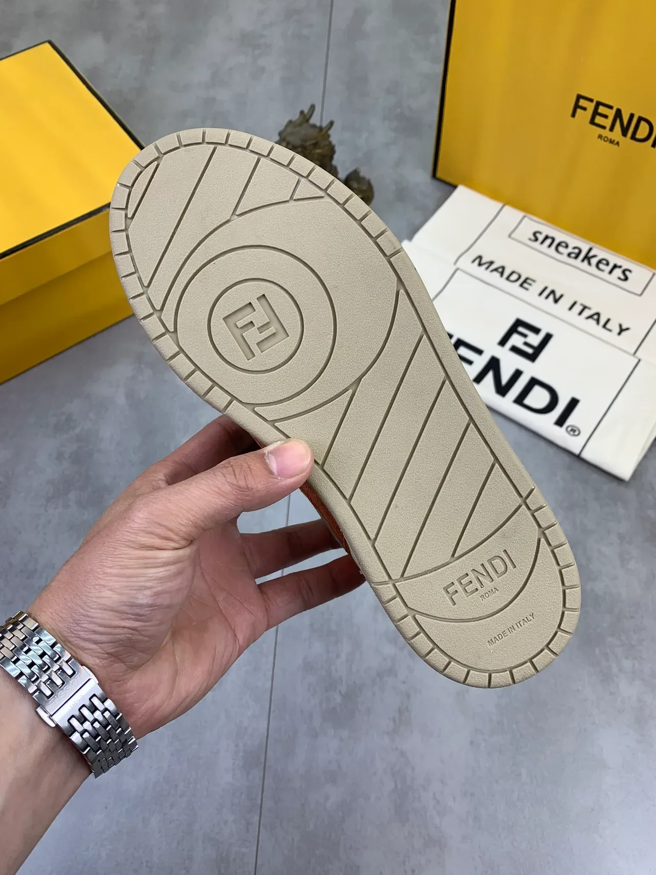 Fendi أبيض وبني متعدد الألواح جلد ومخمل تركيب أخضر مجرد أحذية رياضية 2