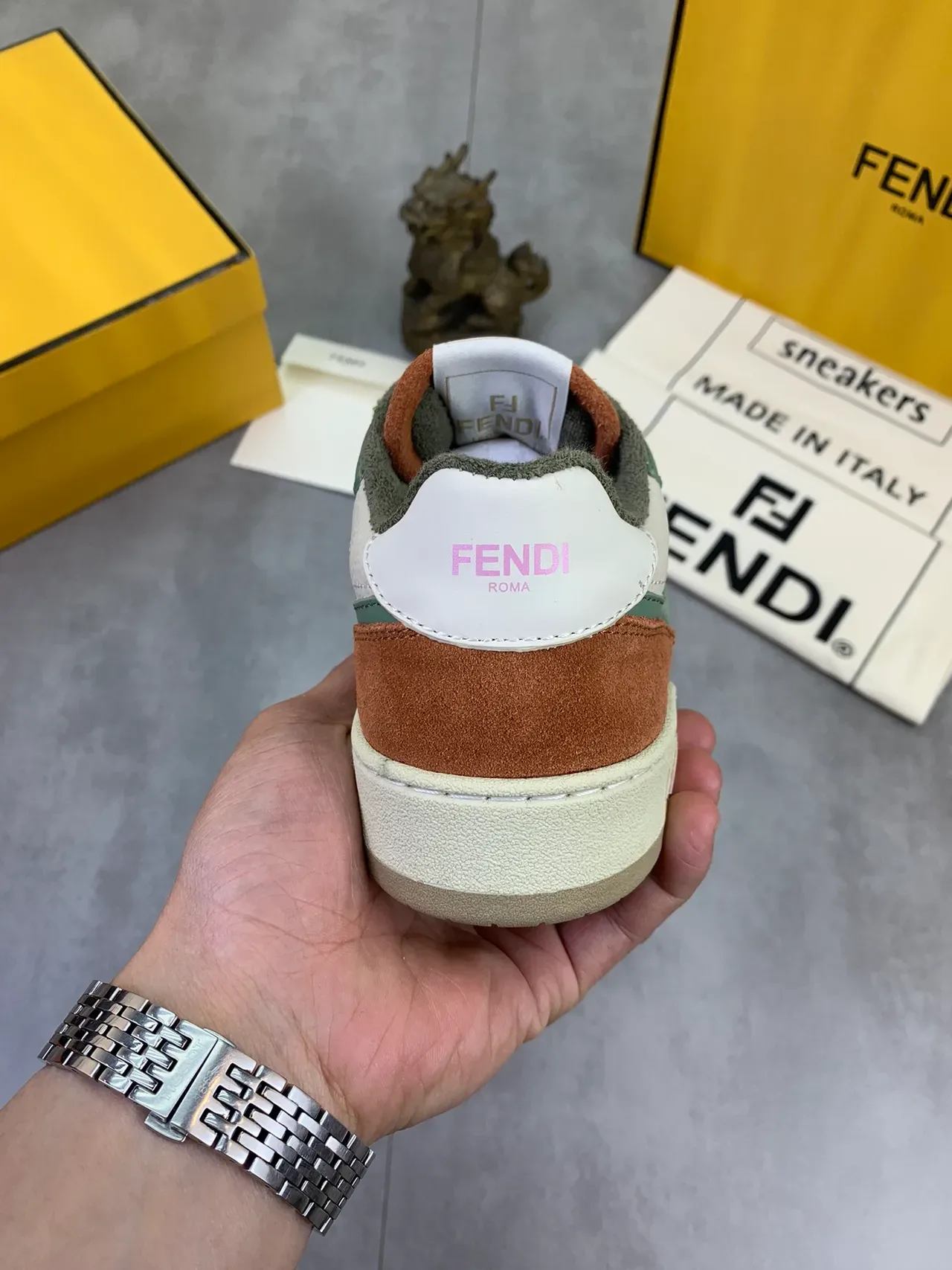 Fendi أبيض وبني متعدد الألواح جلد ومخمل تركيب أخضر مجرد أحذية رياضية 3