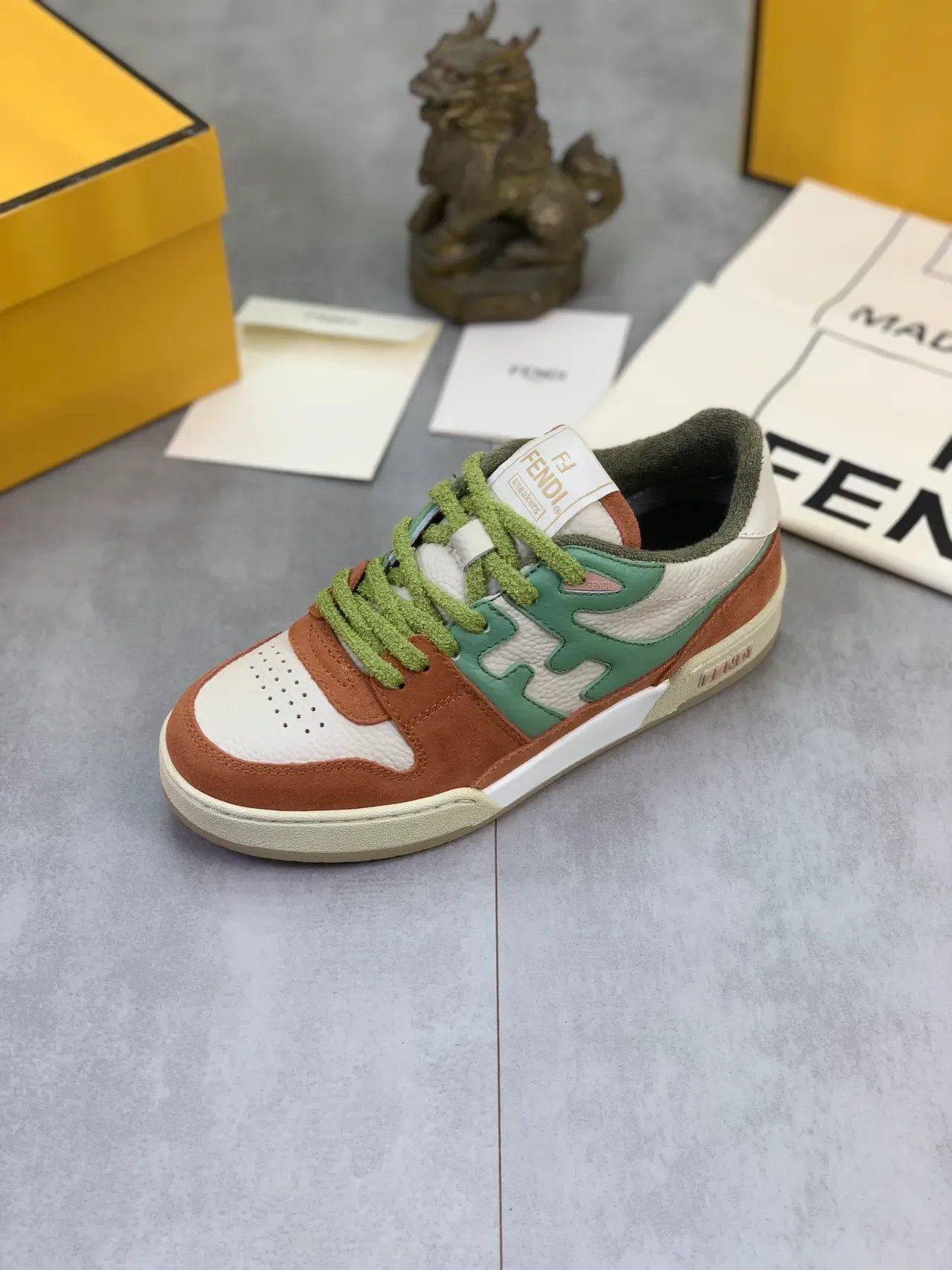 Fendi أبيض وبني متعدد الألواح جلد ومخمل تركيب أخضر مجرد أحذية رياضية 4