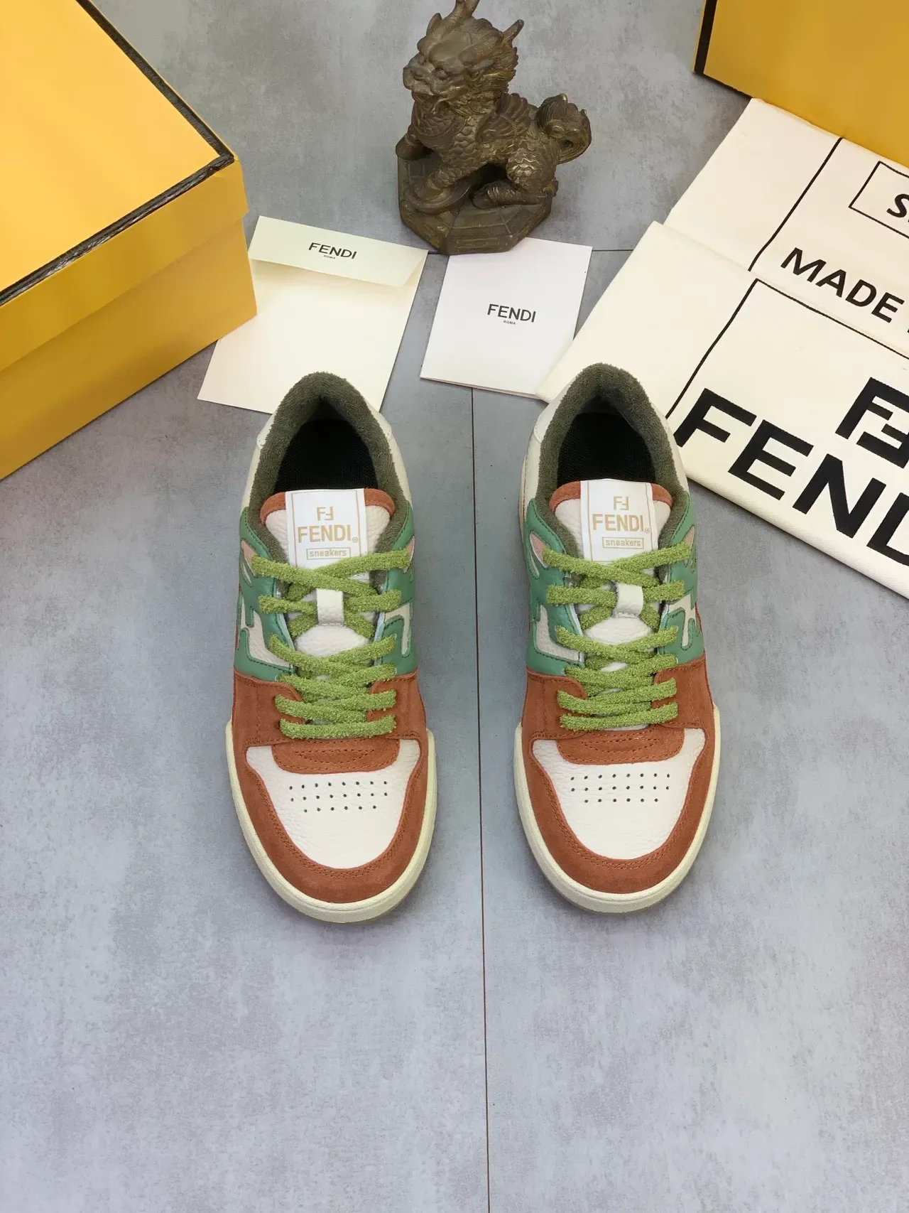 Fendi أبيض وبني متعدد الألواح جلد ومخمل تركيب أخضر مجرد أحذية رياضية 5