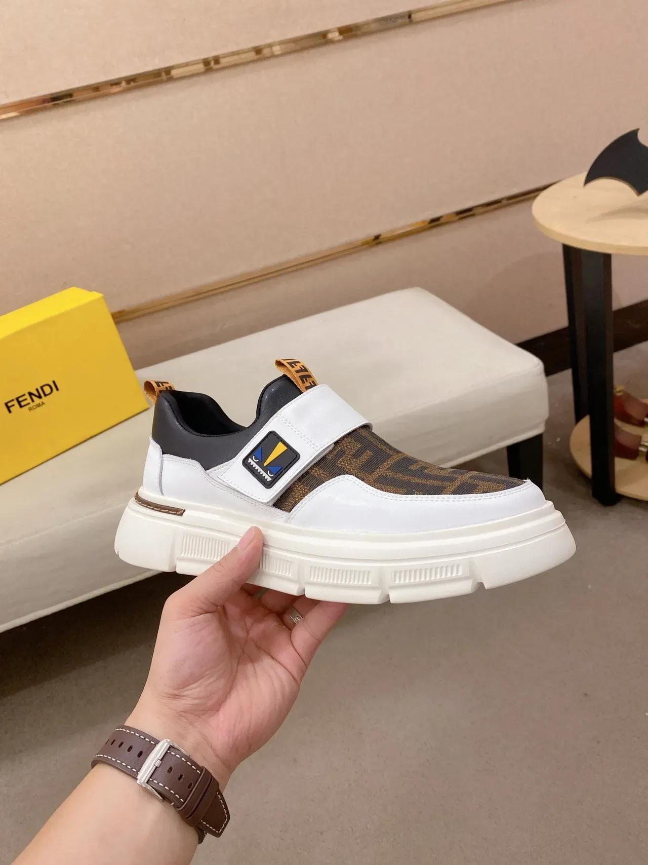 Fendi baskets lifestyle blanches et brunes slip-on monogrammées 4