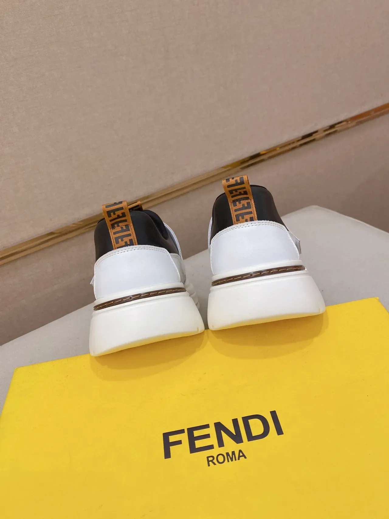 Fendi baskets lifestyle blanches et brunes slip-on monogrammées 8