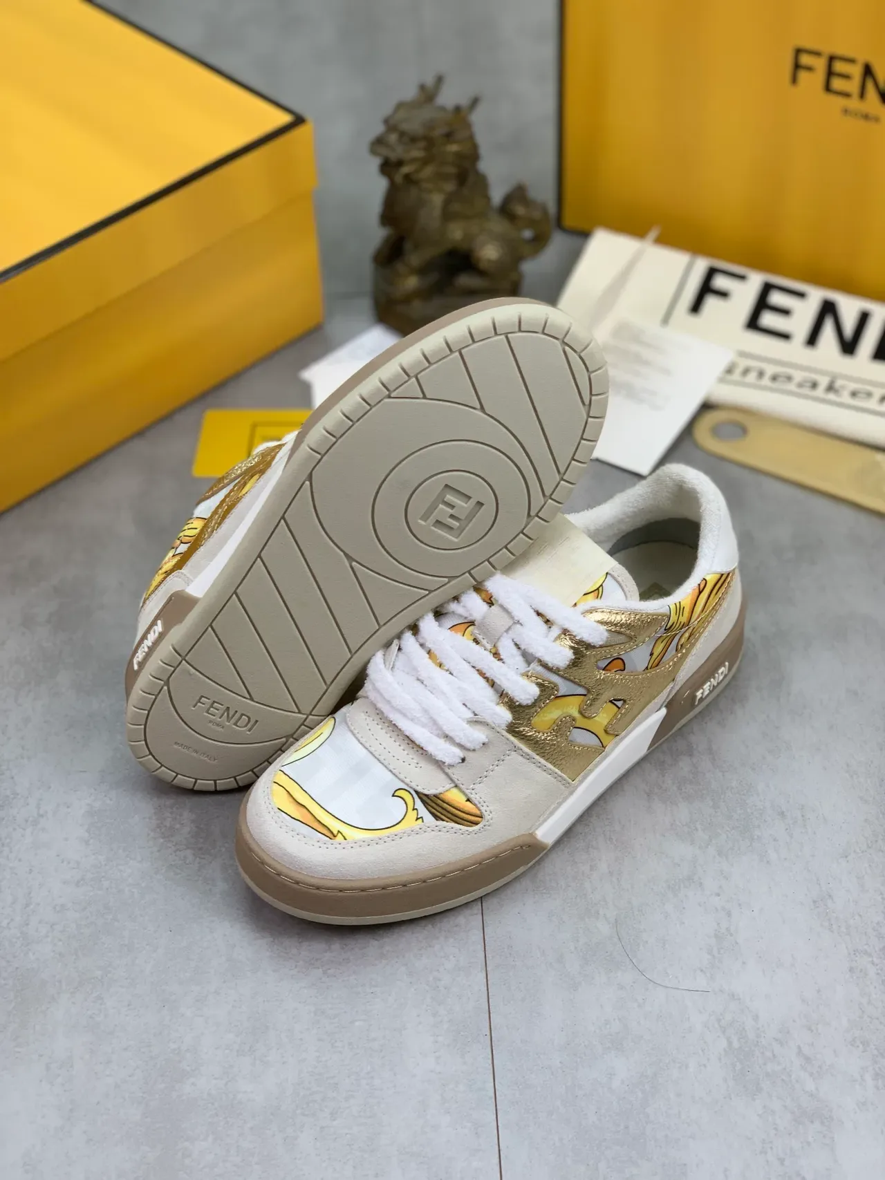 Fendi Blanc et Or Chaussures Lifestyle à bout bas en matériau mixte 2