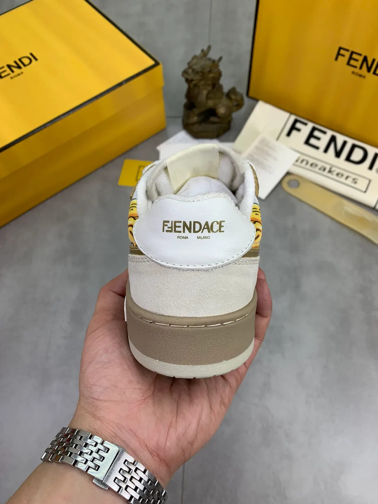 Fendi Blanc et Or Chaussures Lifestyle à bout bas en matériau mixte 3