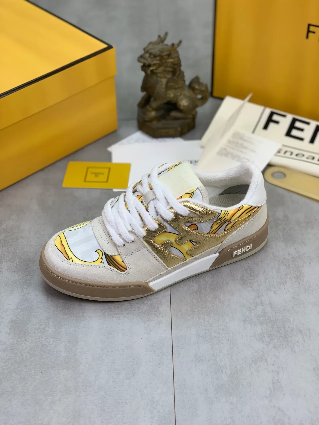Fendi Blanc et Or Chaussures Lifestyle à bout bas en matériau mixte 4