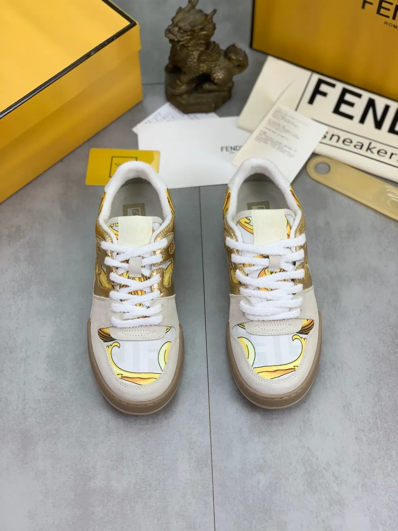 Fendi Blanc et Or Chaussures Lifestyle à bout bas en matériau mixte 5