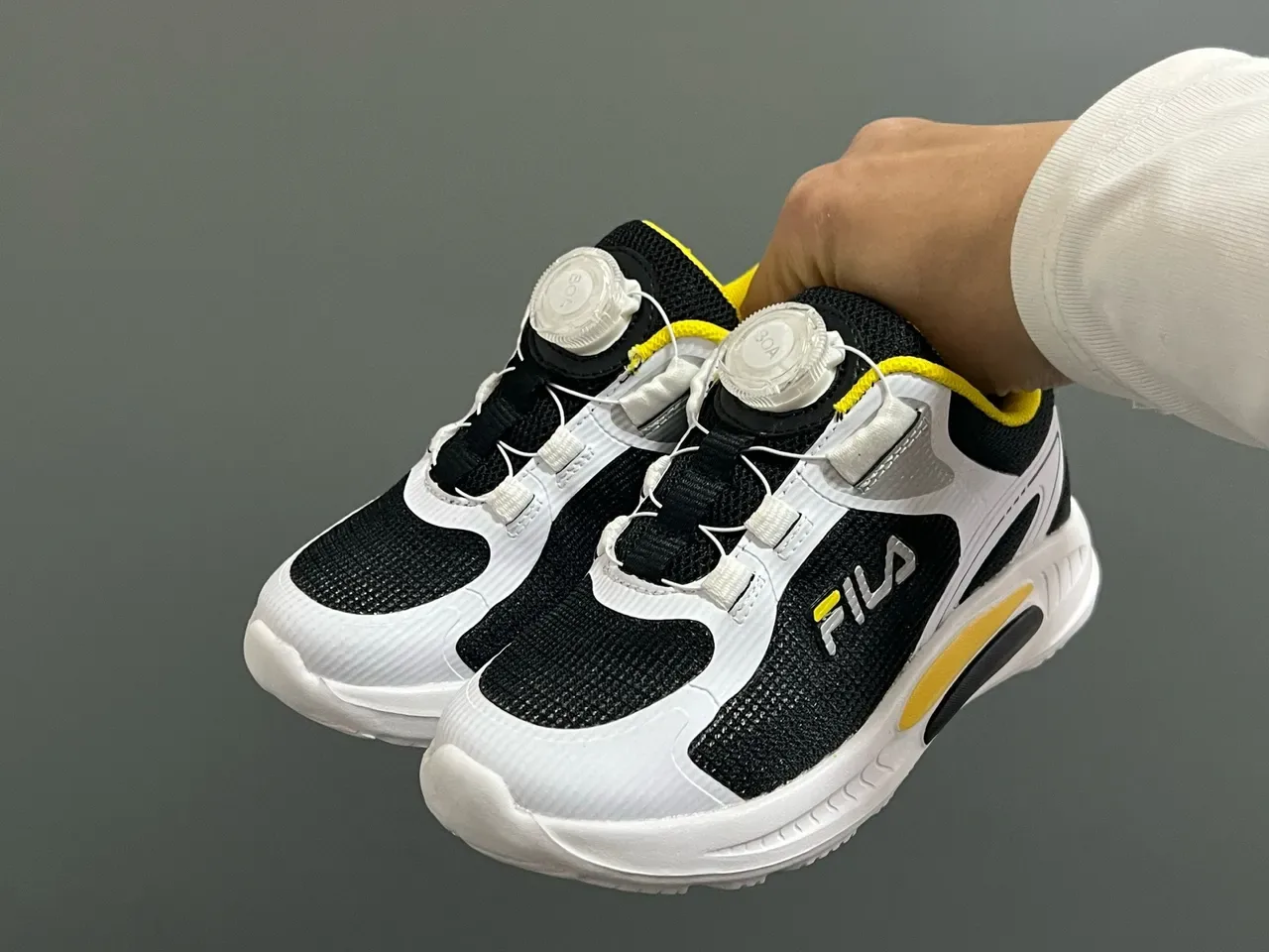 Fila Tênis Lifestyle branco e preto com upper de malha, fechamento com Dial-Lock 8