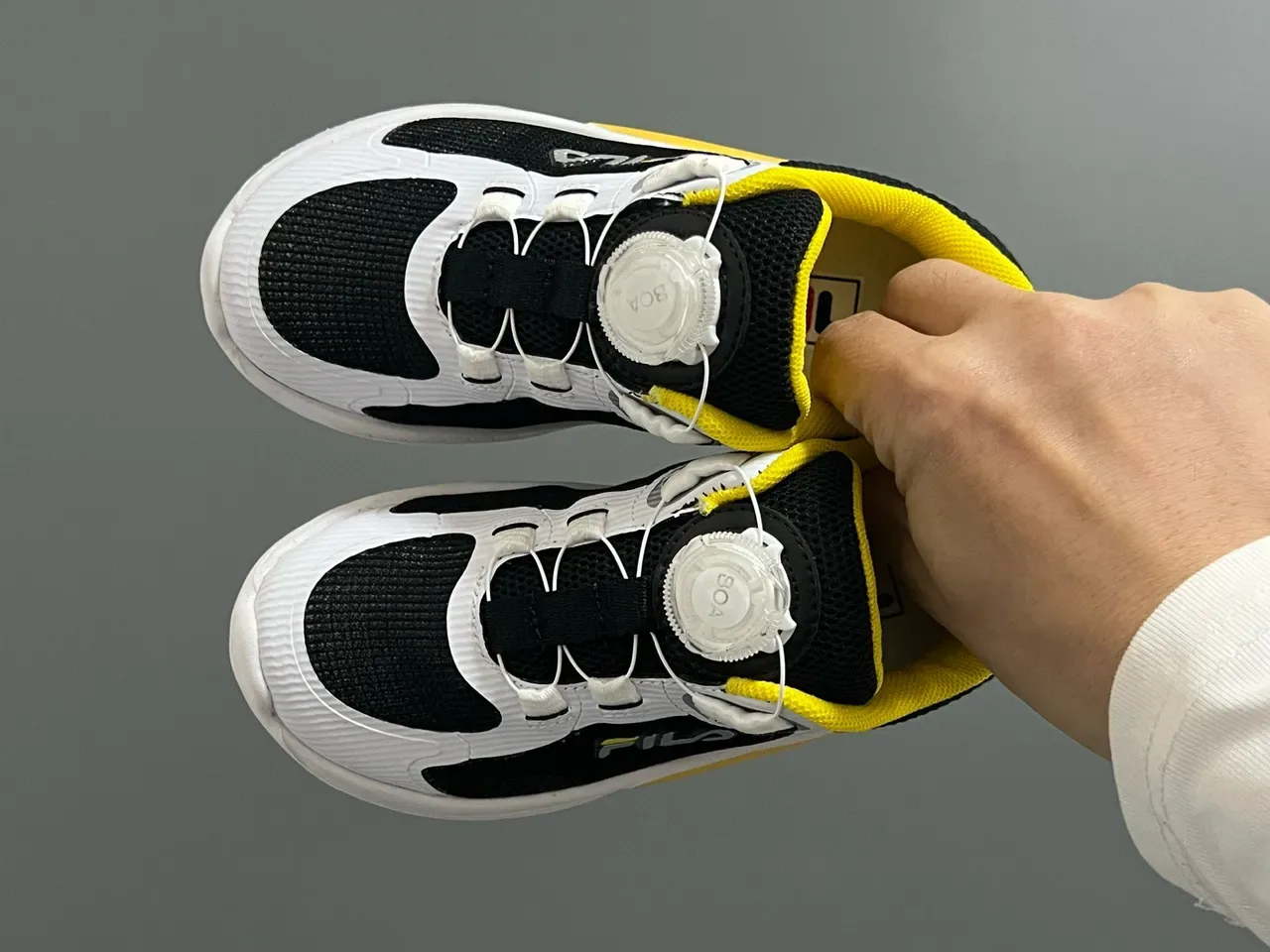 Fila Tênis Lifestyle branco e preto com upper de malha, fechamento com Dial-Lock 9