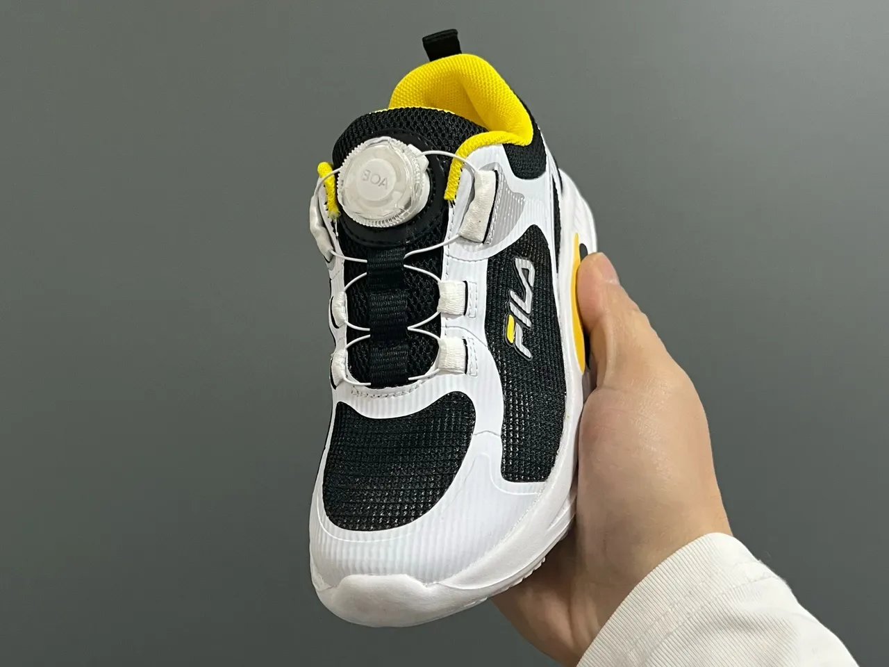 Fila Tênis Lifestyle branco e preto com upper de malha, fechamento com Dial-Lock 10