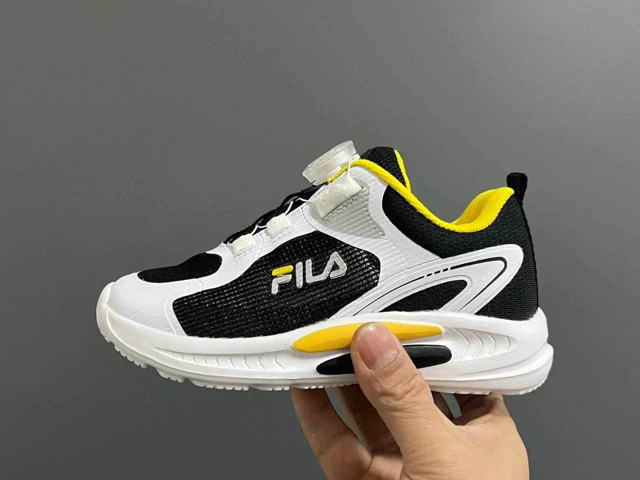 Fila Tênis Lifestyle branco e preto com upper de malha, fechamento com Dial-Lock 11