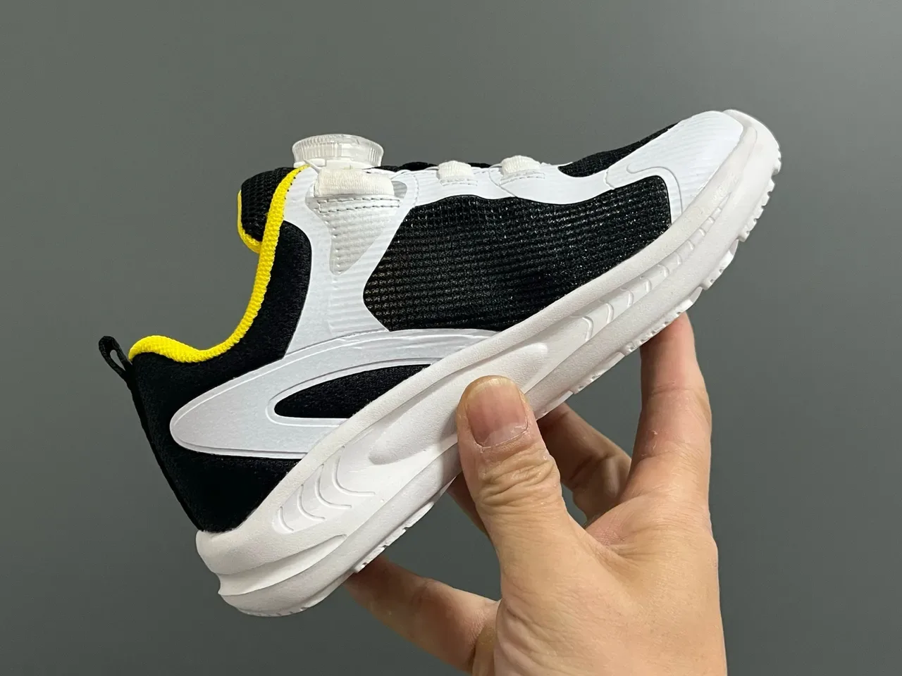 Fila Tênis Lifestyle branco e preto com upper de malha, fechamento com Dial-Lock 12