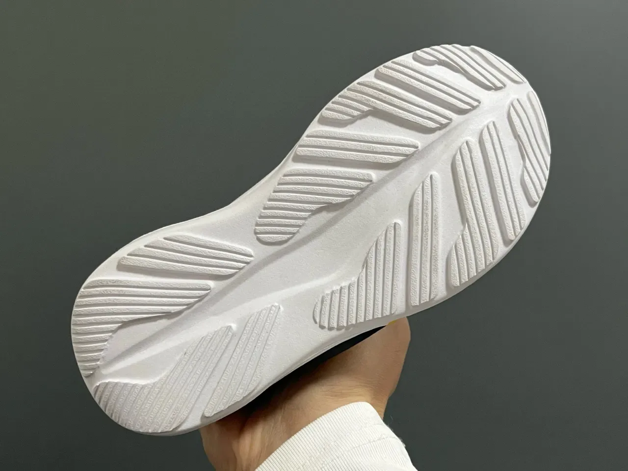 Fila Tênis Lifestyle branco e preto com upper de malha, fechamento com Dial-Lock 13