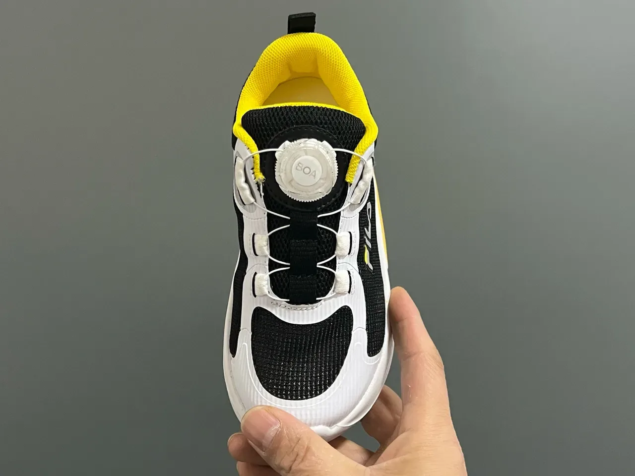Fila Tênis Lifestyle branco e preto com upper de malha, fechamento com Dial-Lock 14