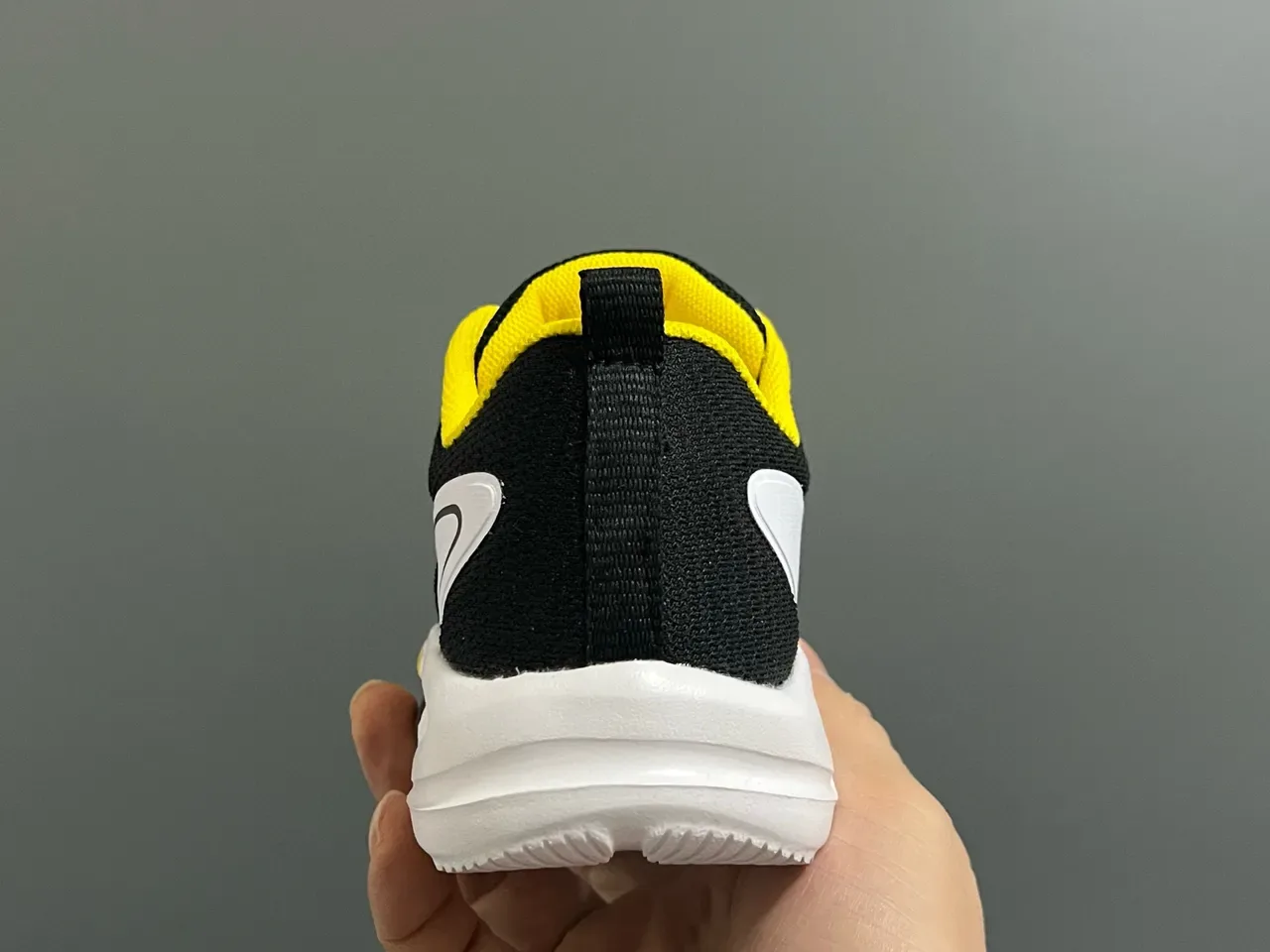 Fila Tênis Lifestyle branco e preto com upper de malha, fechamento com Dial-Lock 15