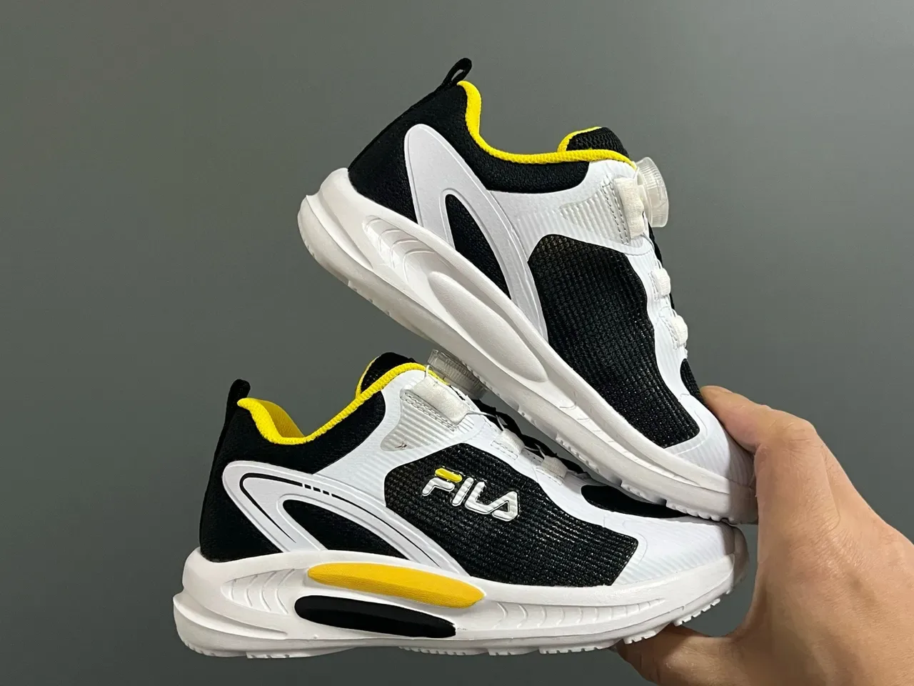 Fila Tênis Lifestyle branco e preto com upper de malha, fechamento com Dial-Lock 16