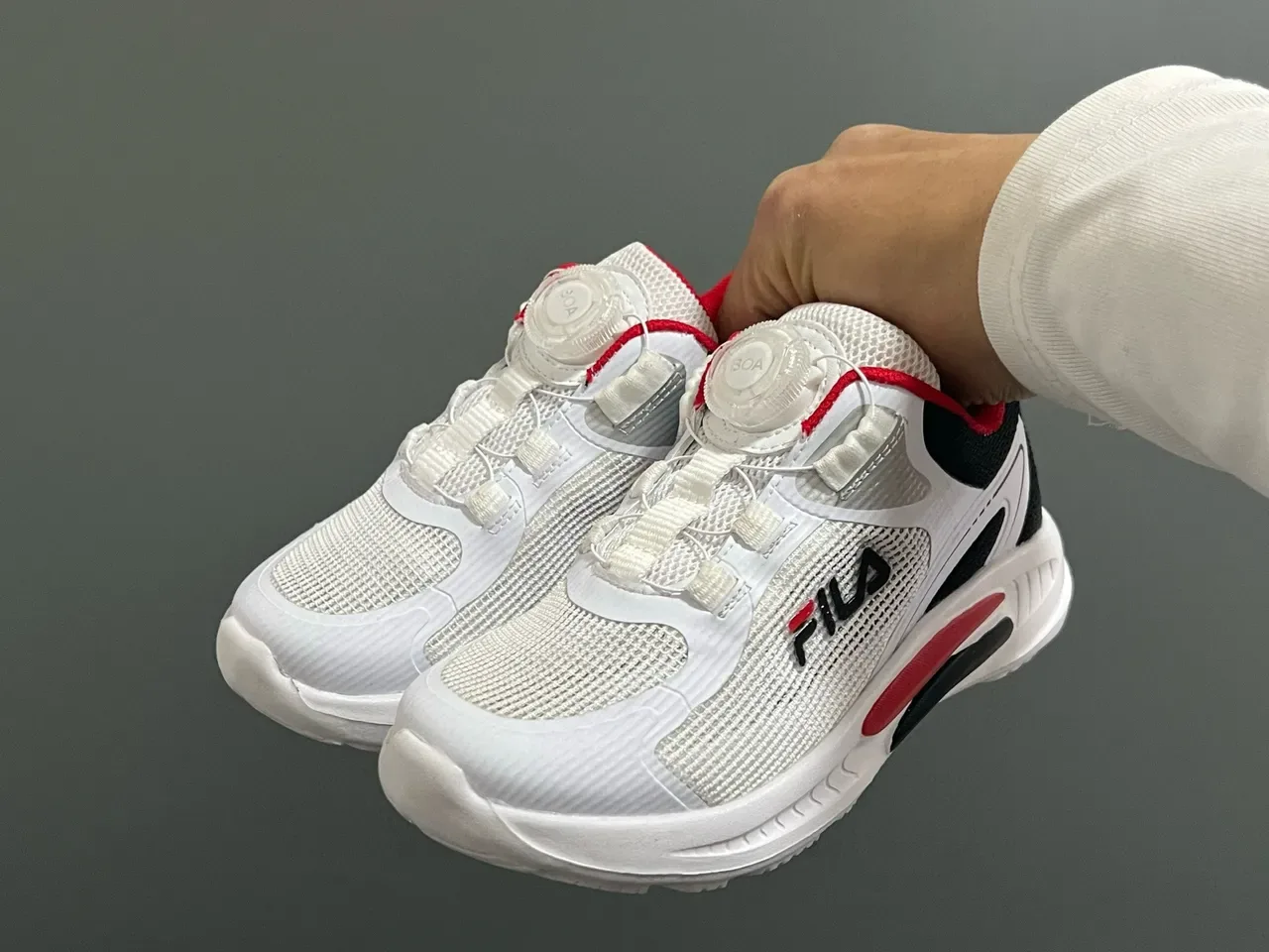 Fila Tênis Lifestyle branco e preto com upper de malha, fechamento com Dial-Lock 17