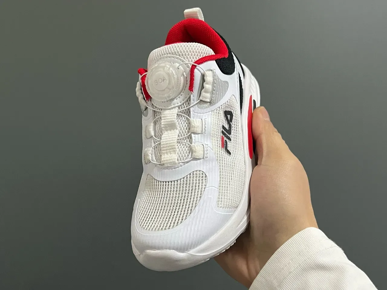 Fila Tênis Lifestyle branco e preto com upper de malha, fechamento com Dial-Lock 18